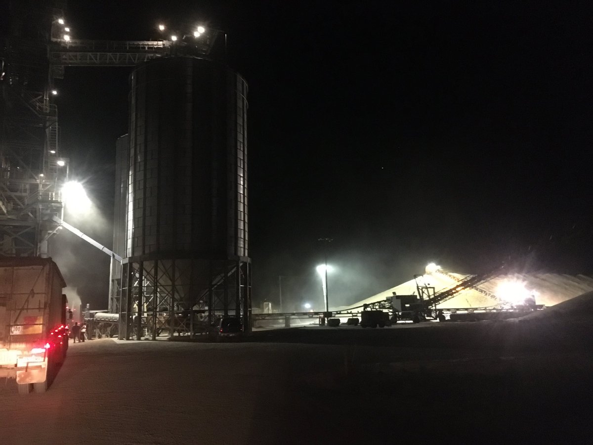 Six roadtrains to go to fill the last bunker at GrainCorp Trangie. #harvest20