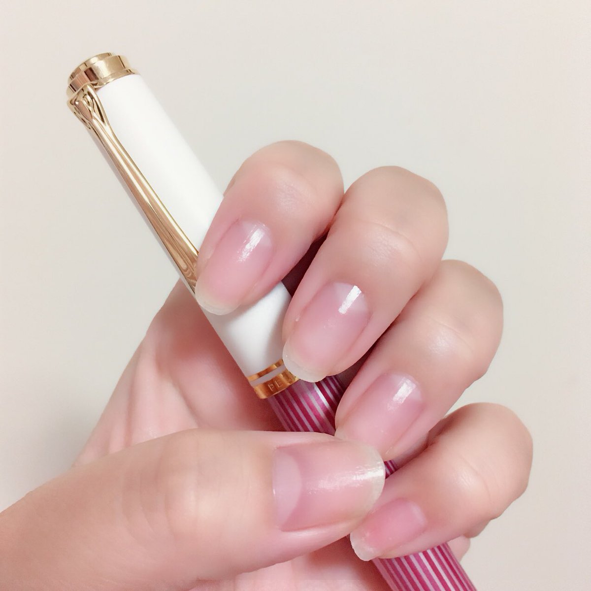 エリー ジェルネイルの根元が伸びていたりマニキュアの先端が剥げていたりするのがとても気になる性格なので すぐに塗り直せるセルフネイルが合っているのかも そして忙しくて塗り直せない時は何も塗っていない方がマシなので素の爪にも自信を持てるよう