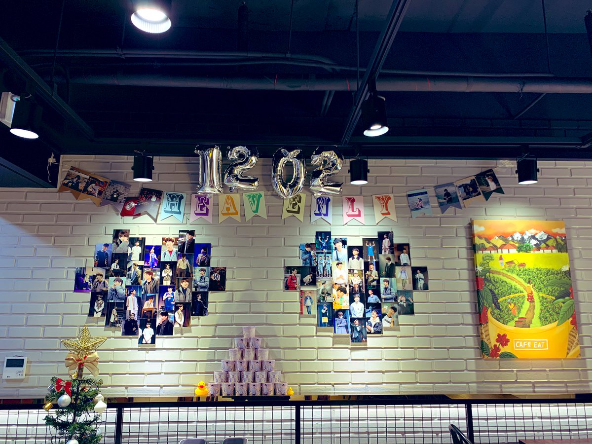SunshineSwan12's tweet photo. 현진 배우님의 6주년을 축하합니다~하루빨리 무대에서 뵙기를 바라며~~고래 전차스 진!!!!!!쫘!!!!!!!! 이뻐요🥰👍👍

카페 예쁘게 현진밴님 사진으로 가득하게 채워주셔서 감사합니다😍🙏

#세상_어떤_말과_그_누구도_비교할_수_없는
#어느덧_배우김현진의_7번째_겨울
#존재만으로도_고마와요 https://t.co/YD7kqYf5dE