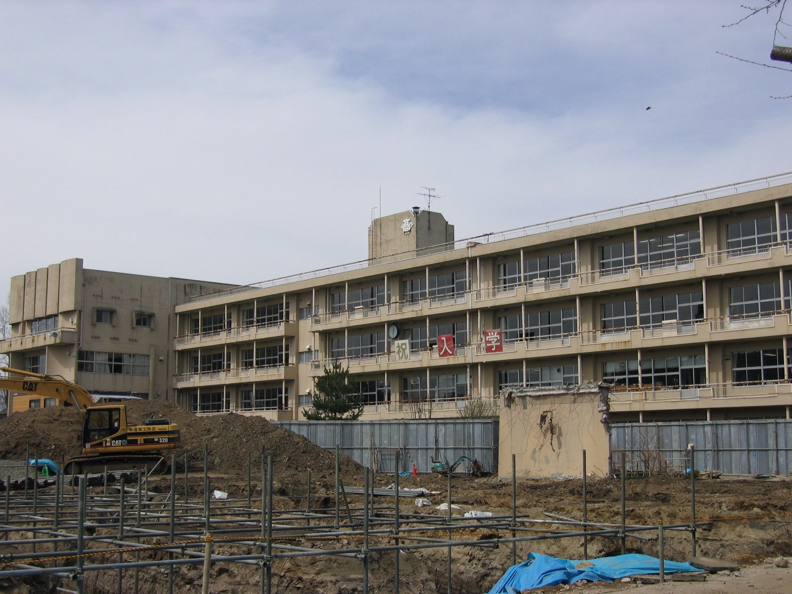 まると イワテライフ日記 もりおか05 盛岡第二高校 盛岡の二高は 素直に好きです それはさておき このときは新校舎 建設の真っ最中 旧校舎もまだ見ることができた 新校舎に移転したのは 06年1月31日らしい このときから1年も経たずにできたん