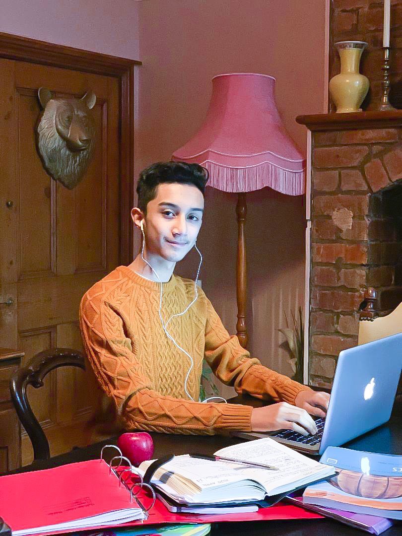 thefamilydotuk's tweet image. Make sure you wake up early so you’re fresh for e-learning, wear the right clothes (which aren’t PJs!), take a shower, eat a full breakfast &amp;amp; just follow your normal morning routine before school - except school is now in the comfort of your own home...tbc⤵️
#RemoteLearningTips