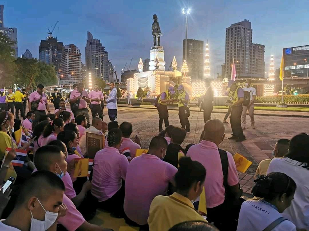 political_drama's tweet photo. คนไทยไปรับเสด็จเย็นนี้ ที่สวนลุม #ภูมิใจที่ได้รับเสด็จ https://t.co/QJFrumWeRa