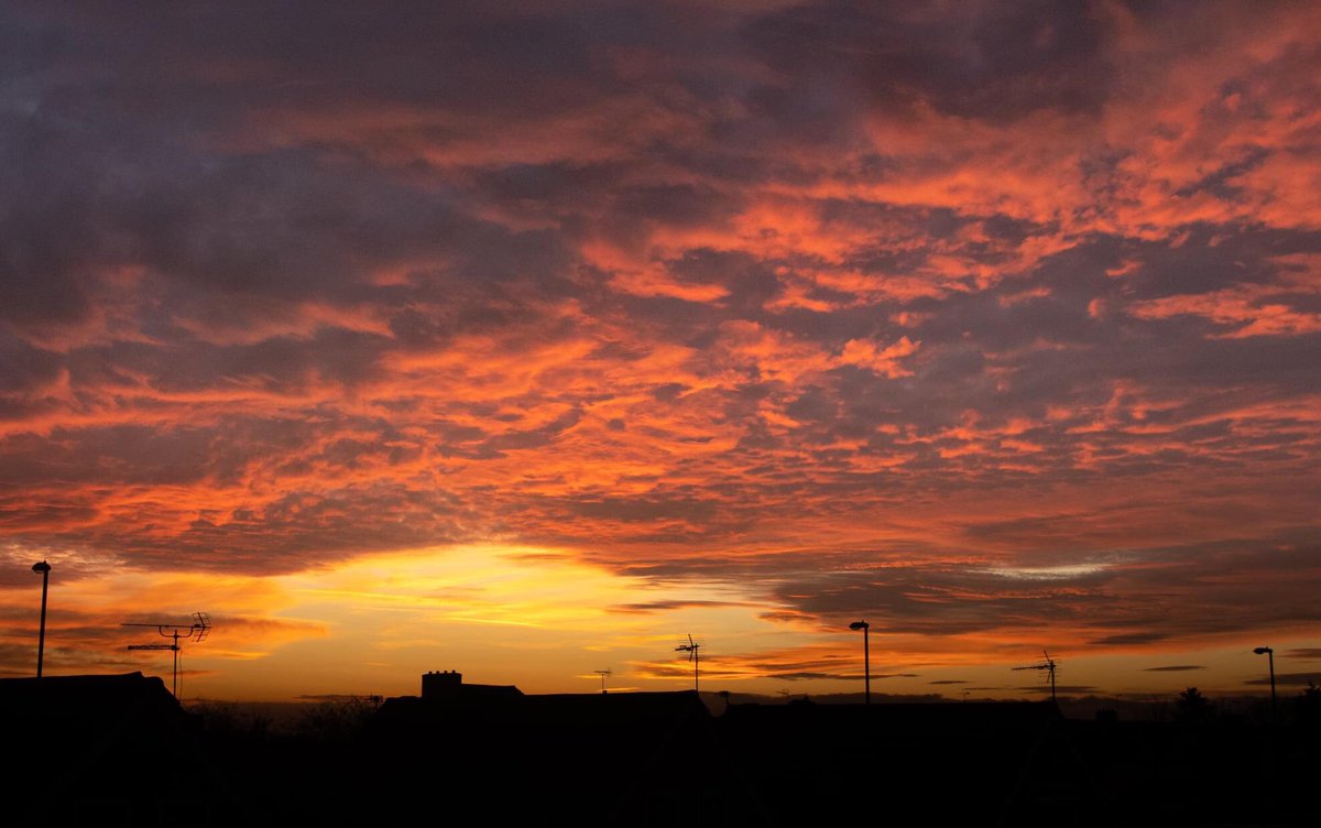 RMillerDerby's tweet photo. Sunset 24/11/2020 over Derby UK and corresponding dramatic clouds in the east.
@StormHour @ThePhotoHour @AP_Magazine https://t.co/qBI9PwoWJc