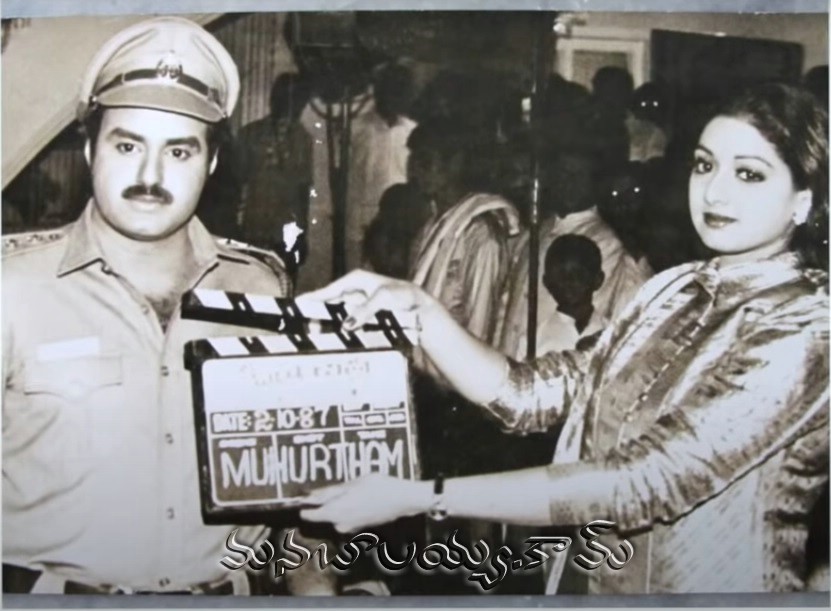 manabalayya's tweet photo. #Rare_Pic : #InspectorPratap movie muhurtham shot clap by #Sridevi garu 👌

1987 అక్టోబర్‌ 2న ‘ఇన్‌స్పెక్టర్‌ ప్రతాప్‌’ చిత్రం షూటింగ్‌ మొదలైంది.చిత్ర ప్రారంభోత్సవానికి బాలీవుడ్‌ నటులు జితేంద్ర,శ్రీదేవి విచ్చేసారు. ముహూర్తపు సన్నివేశానికి శ్రీదేవి క్లాప్ కొట్టారు.

#Balayya #NBK https://t.co/0pRttaFnDY