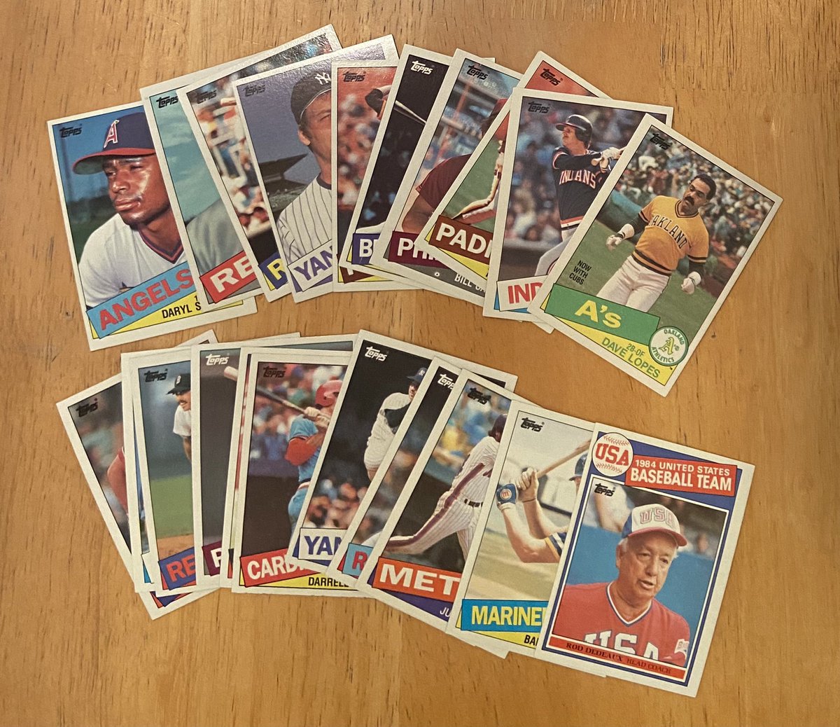 ScribSports's tweet photo. What an amazing care package from my friend and collecting mentor, @cardsNtrains! He sends some mid-70s magic, takes care of just about my entire #85Topps needed list, knocks off #13 (of 21) for my #56Topps Cardinals team set, and tops it off with an auto from my favorite player! https://t.co/Jp22m73o59