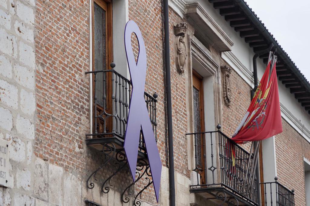 La mayor desigualdad es la violencia hacia la mujer.

Hemos avanzado pero hay que hacerlo mucho más, hasta conseguir erradicar por completo una lacra que nos avergüenza como sociedad. 

#NoEstasSola 
#DiaMundialcontralaViolenciadeGenero #NiUnaMenos