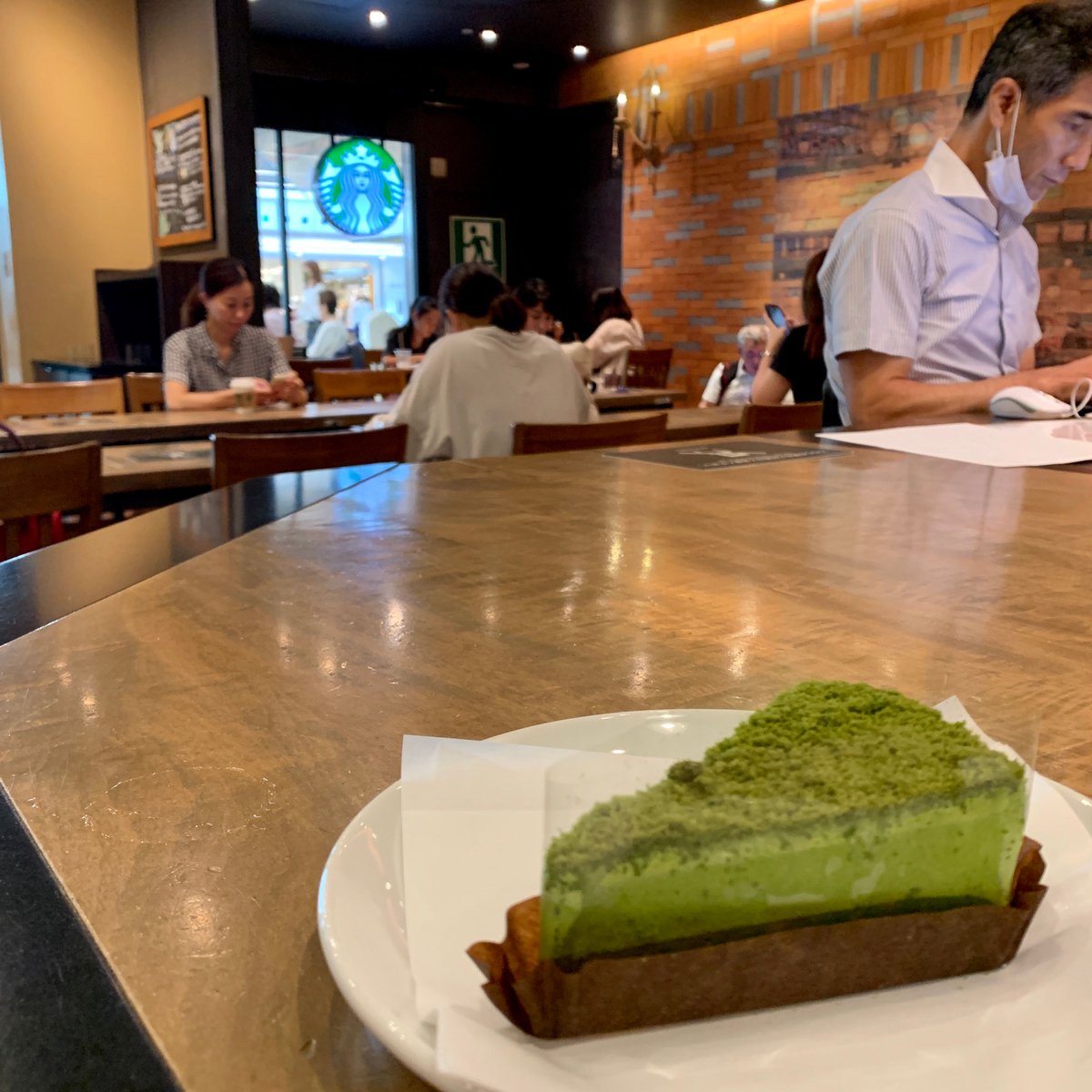 OsakaHacks's tweet photo. The green tea cake offered in Starbucks is surprisingly good and worth ordering along with a cup of coffee https://t.co/MDzo16fg93