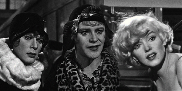 pifbarahona's tweet photo. SOME LIKE IT HOT es considerada en USA como la mejor comedia de todos los tiempos. En España la conocemos como CON FALDAS Y A LO LOCO, aunque ha tenido varias traducciones al castellano. Fue un rodaje tan incómodo e infernal que llego a provocarle a Marilyn Monroe un aborto. Hilo https://t.co/KY9SVjKeim