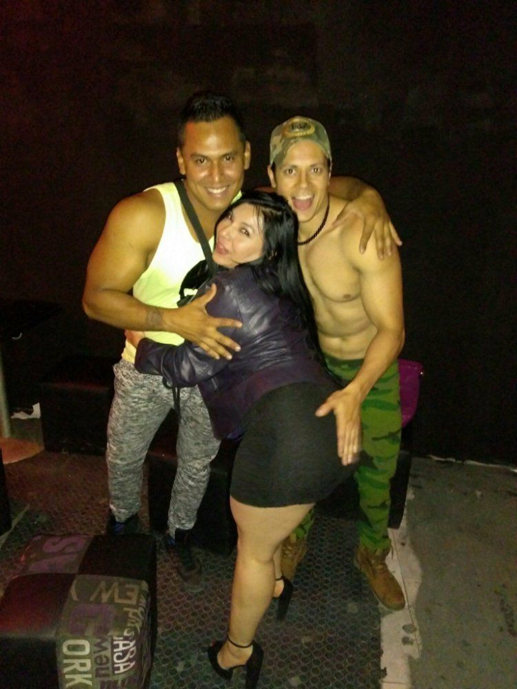 Cuckoldchanel's tweet photo. Trío #HMH https://t.co/A7d6etArM8