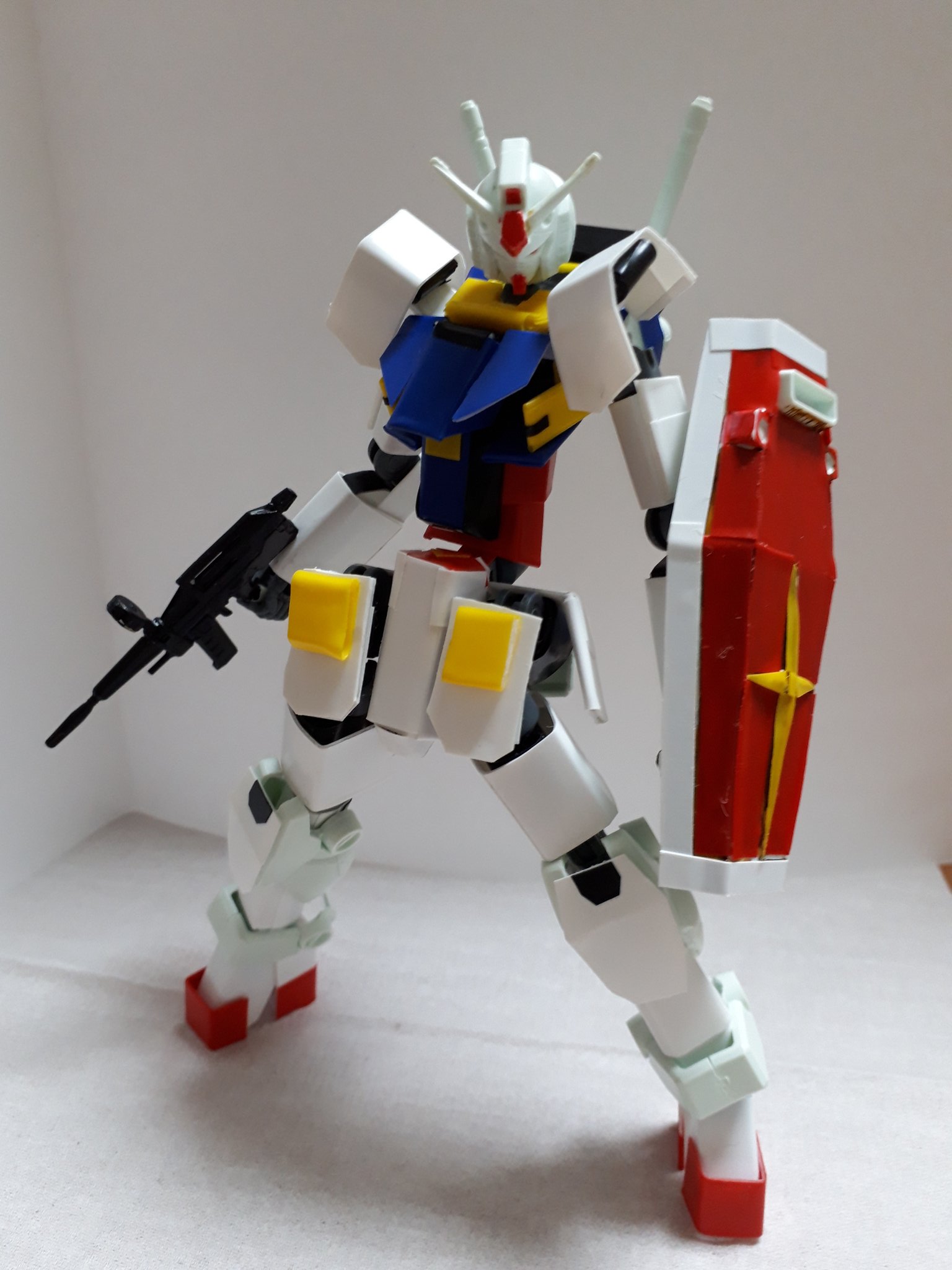 あおいの はじめてのガンプラ改造 ガンダムが完成しました Fgベースにプラ板とバインダーガン付属の関節パーツを使って 可動を重視した構造とポーズをつけたときの躍動感を意識したアレンジにしてます はじめての改造なので凄くドキドキしてます ガンプラ