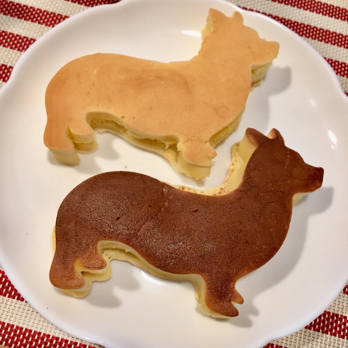 yu_ri910's tweet photo. コーギーストアで購入したシェイパーで早速ホットケーキを🥞上がレッド&amp;ホワイトで下が黒コーギーということで（笑）
可愛くて頭からはいけない🥺
母、がっつり首から食べる🤓ちーん😕
#コーギーストア #ホットケーキ https://t.co/Mj51RNJylj