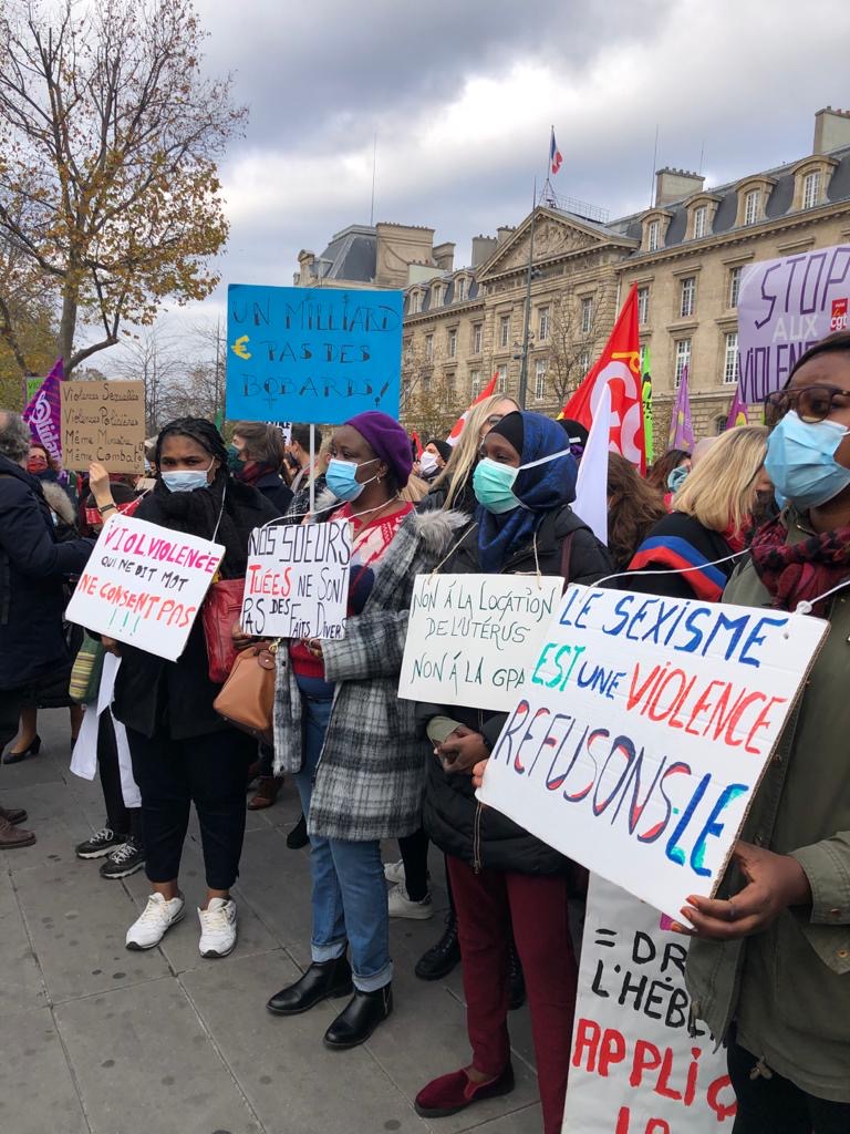 LaurenceCohen94's tweet photo. Place de la #République,  nous sommes masqué·es mais pas muselé·es pour dire STOP aux #violencesfaitesauxfemmes! #25novembre https://t.co/0PsNlpMutz