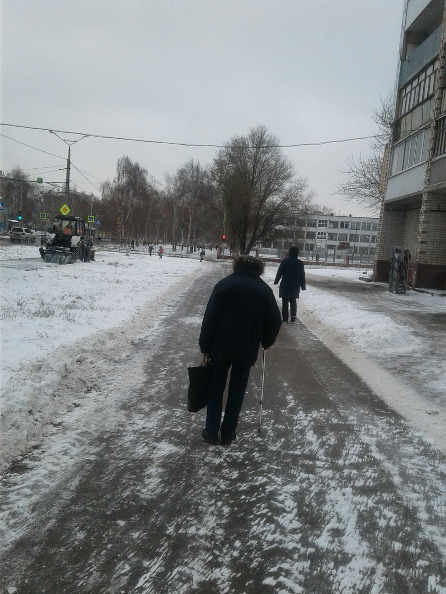 На мкрн.22Ц все организации работают для жителей.УК расчистили дворовые территории.Регоператор осуществляет вывоз ТКО. #Автодоринжиниринг очищают остановки и пешеходные переходы.МБУ "Зеленстрой"-тротуары общего пользования.