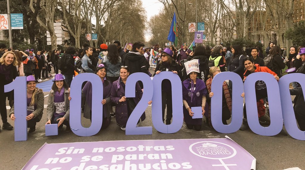 Nuestro movimiento por el derecho a la vivienda está representado sobre todo por mujeres porque las desigualdad que nos atraviesa nos afecta doblemente y más en una situación de pandemia como la actual. #MachismoEsPandemia #25N 💜💚💜
