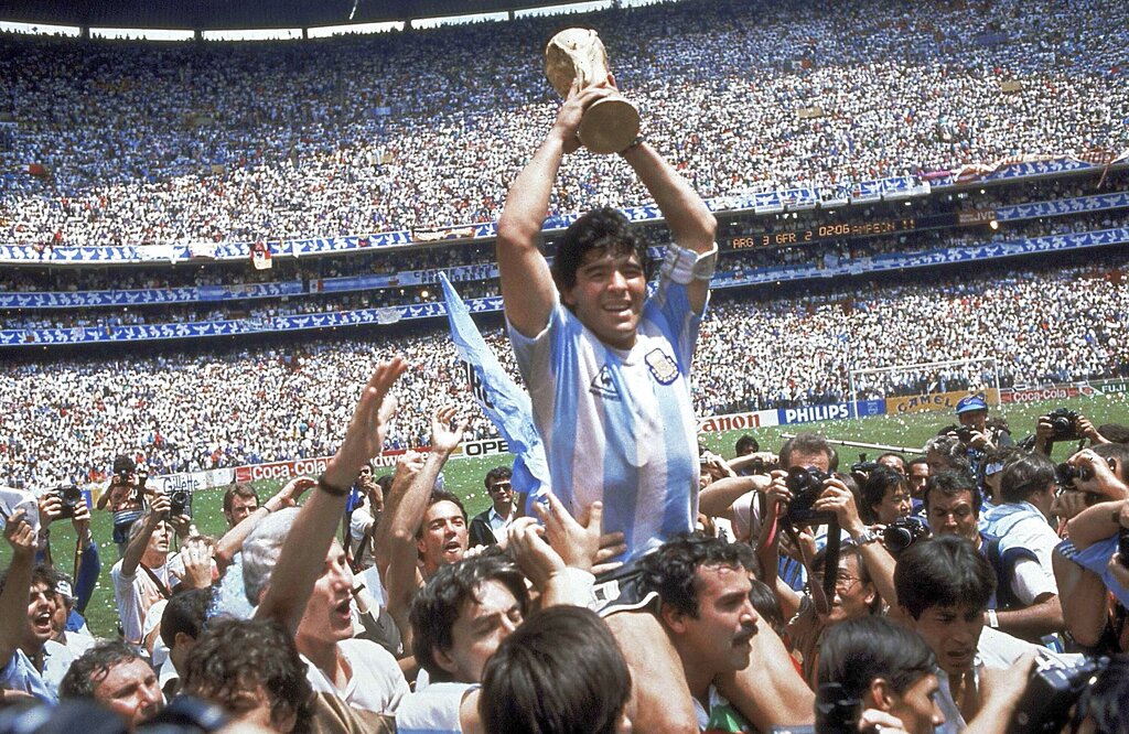 Bolanet's tweet image. #SekilasBolanet Presiden Argentina, Alberto Fernández umumkan masa berkabung nasional selama 3 hari setelah meninggalnya Diego Maradona.