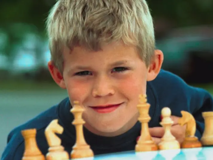 1/ Magnus was born in Norway, the son of a chemical engineer and IT consultant. At 2, he was solving jigsaw puzzles and building full lego sets at age 4. He was introduced to chess at age 5 by his father and his main goal at the time? To beat his elder sister.