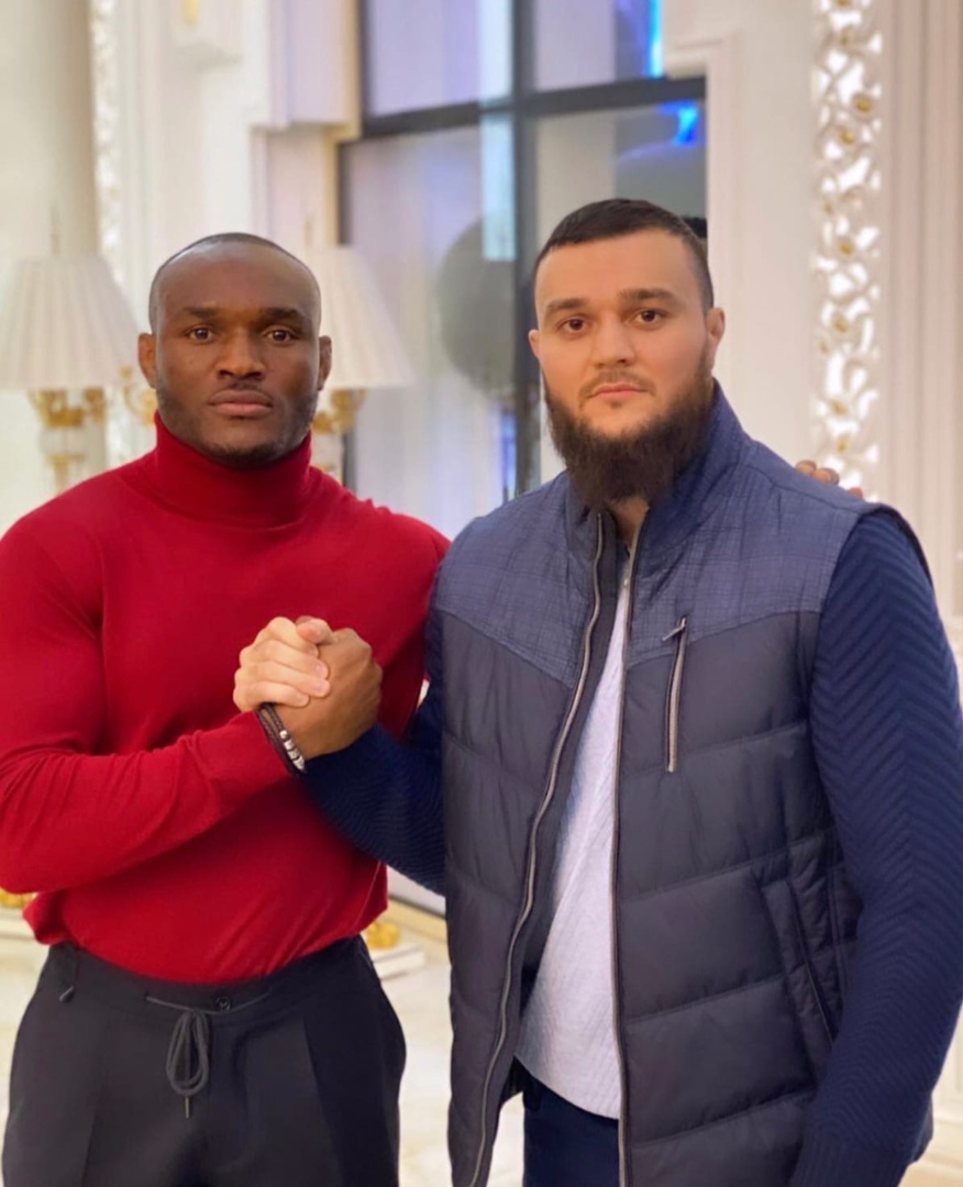 ZidanSports's tweet image. UFC welterweight champion Kamaru Usman was recently invited to Chechnya by dictator Ramzan Kadyrov.
Here he is wearing an "Akhmat Power" t-shirt (the slogan for Kadyrov's MMA fight club)
Usman becomes the latest UFC champion to sportwash Kadyrov's tyrannical regime