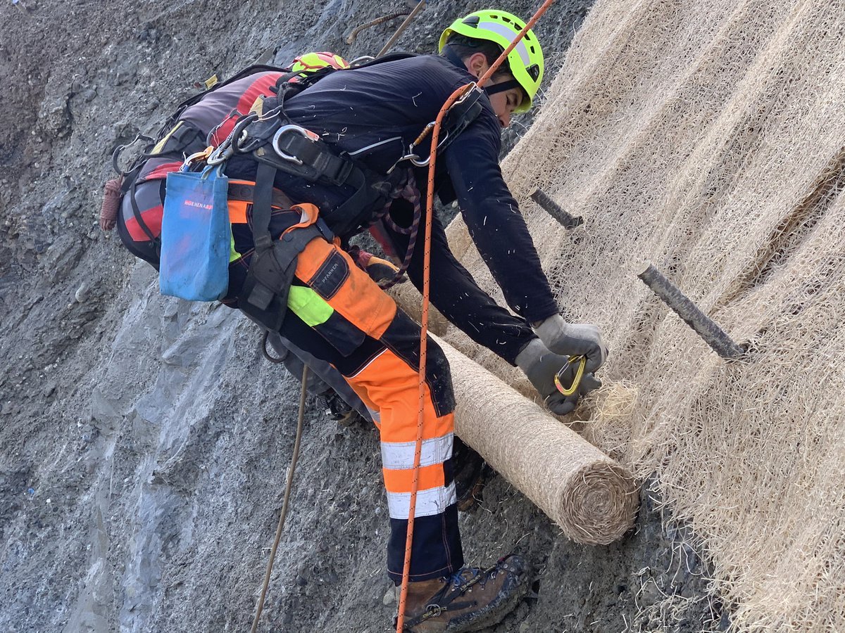 LindnerSuisse's tweet photo. Ein Teil des Geländes beim Kreisel ist so steil, dass Spezialisten für Kletterarbeiten im Einsatz sind. Verlegt wird #Howolis der Natürliche und nachhaltige #Erosionsschutz aus #SchweizerHolz. #sanktgallen #schweizerholz #baustelle #naturgefahren #klimawandel #bauingenieur #holz https://t.co/R1Aw1BU1Mk