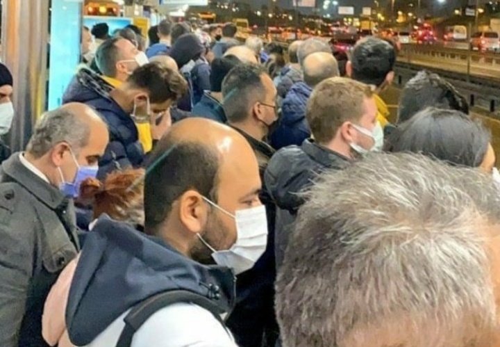 İBB Başkanı, İstanbulluların bu halini göstermemek için her gün görevi olmayan konularda polemik oluşturmaya çalışıyor.

Halbuki kendisi bu pandemide polemikler yerine İstanbul'un toplu ulaşımıyla ilgilenseydi, bugün şu görüntüler oluşmazdı.

Vakit laf değil, iş yapma vakti iş...
