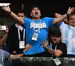 natabustosr's tweet photo. Para mí, la mejor foto de Madonna, Bah! perdón, Maradona... https://t.co/DuM1dGkanK