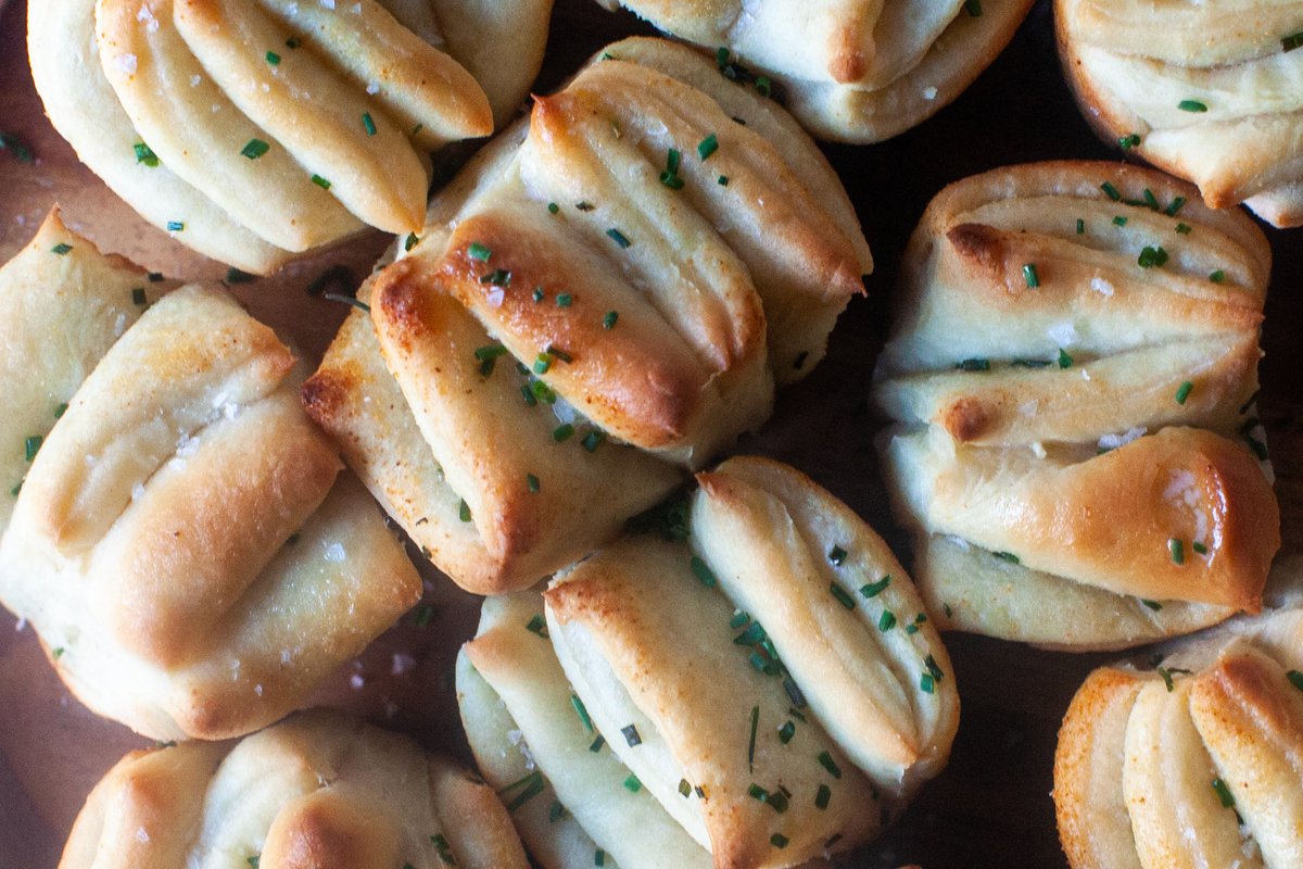 smittenkitchen's tweet image. New: A simple dinner roll that springs open in the oven like a fan with buttery pull-apart segments is the best argument I can come up with for more fancy rolls in our life, more often. bit.ly/39cDSxG