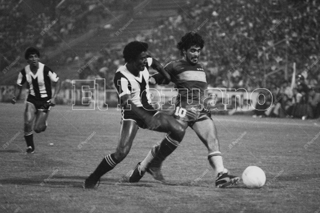 ClubALoficial's tweet photo. El fútbol de luto. Hasta siempre, Leyenda. 

¡Descansa en paz, Diego Armando Maradona!🙏🏾 https://t.co/mUdjajvCmX