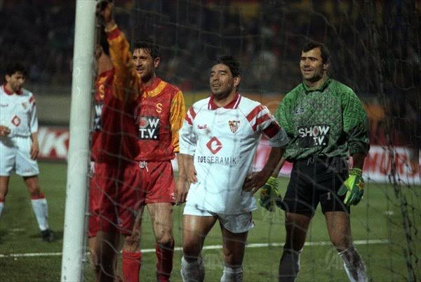 GalatasaraySK's tweet photo. O bir efsaneydi...

Her şey için teşekkürler, huzur içinde yat Diego Armando #Maradona! 🙏🏻 https://t.co/Ck1qM3rmk9