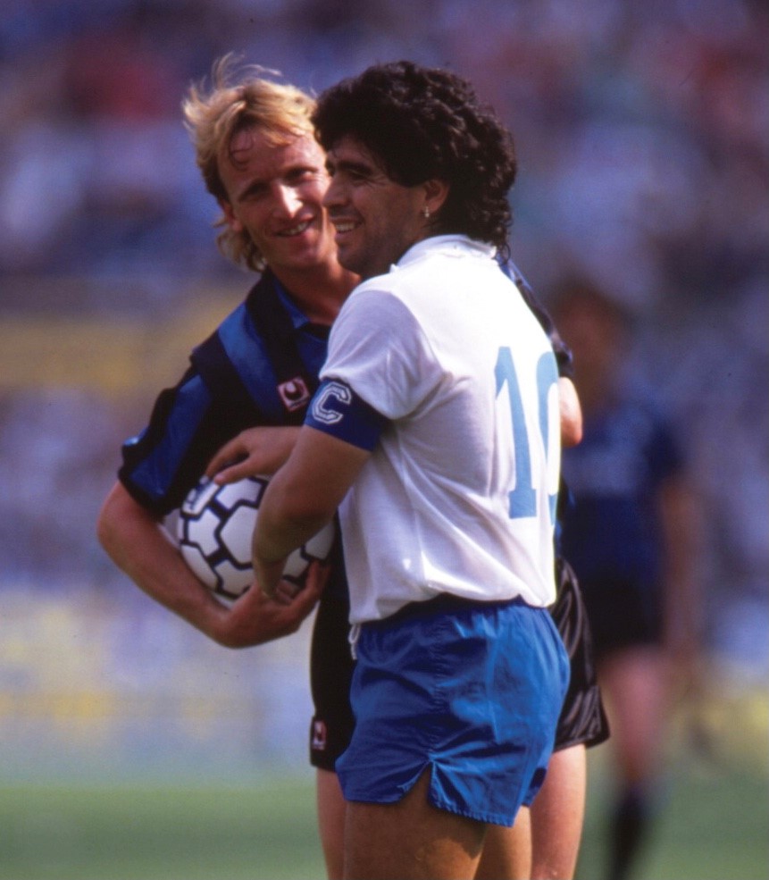 Ogni epoca ha avuto un grande numero dieci, poi c'è stato il numero dieci di ogni epoca.

Maradona non è stato solo un grandissimo avversario, è stato il più grande.

Ciao Diego.

#FCIM