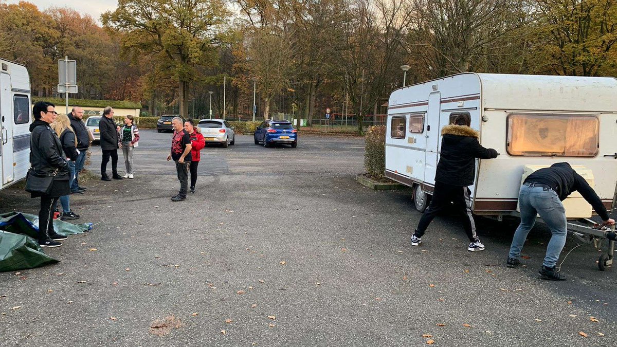 De laatste twee caravans van de woonwagenfamilie van Netje zijn door handhavers van de gemeente Brunssum verwijderd. Daarbij kwam ook de politie te pas..