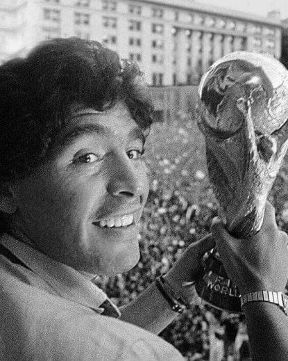 Enr3OUoWMAITZEE?format=jpg&name=small Veja o vídeo:Maradona será velado nesta quinta, na Casa Rosada, em Buenos Aires