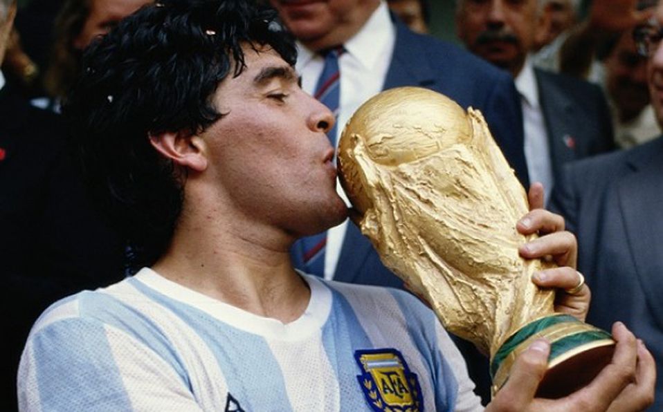 Trascender significa ir más allá de nosotros, ”, atrevernos a dejar una huella. Tuviste las agallas de plantar a los mas poderosos, Escribiste las mas maravillosas paginas del libro del fútbol, Tuviste de hijo a los Ingleses,
No moriste, En mi vive ese grito de Argentina Campeón!