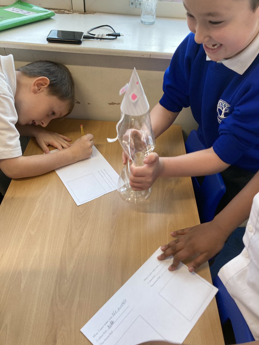 Ashwoodspencer4's tweet photo. Year 4 were investigating how they could ‘see’ gas today. They took part in lots of investigations to see if they could actually ‘see’ gas.. they sure did!! #ExpressiveCommunicators @satrust_ https://t.co/zaJwDlzzCI