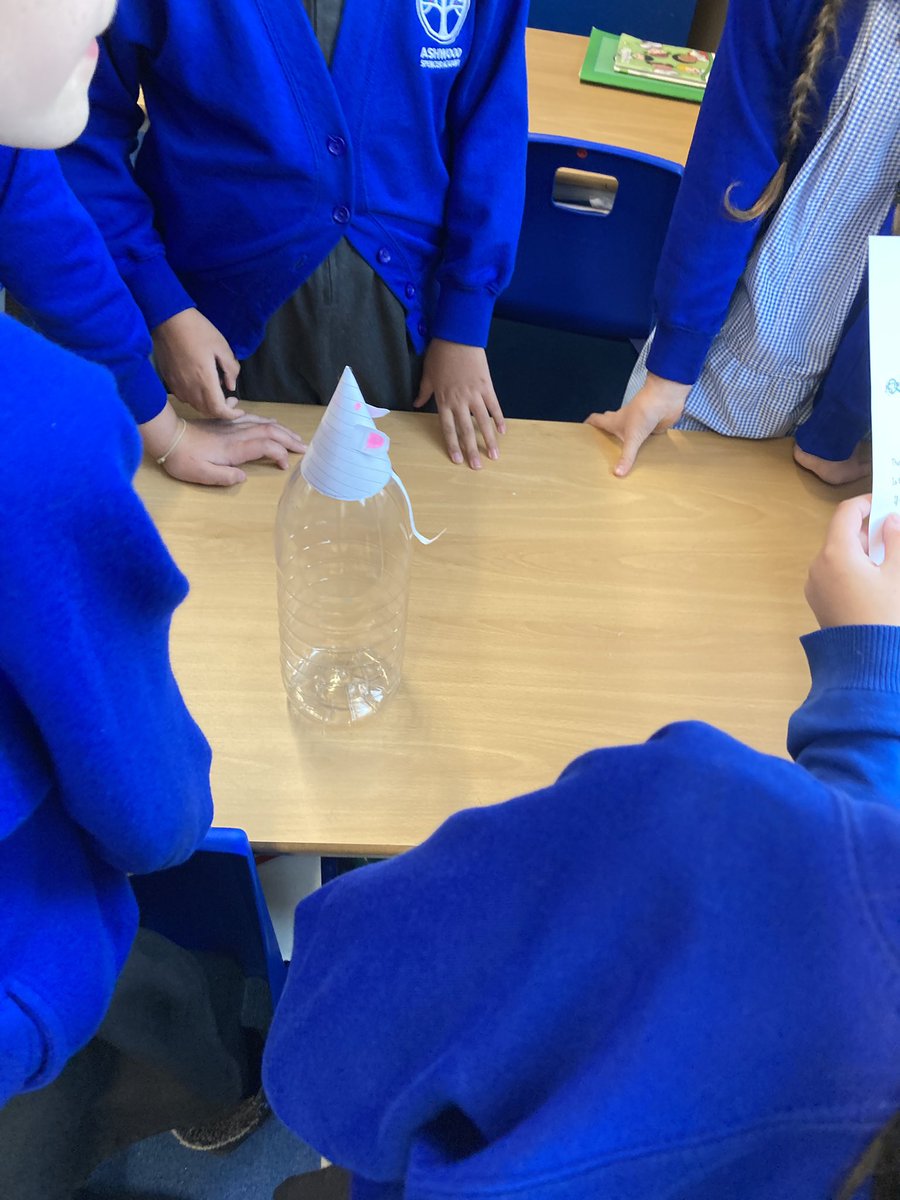 Ashwoodspencer4's tweet photo. Year 4 were investigating how they could ‘see’ gas today. They took part in lots of investigations to see if they could actually ‘see’ gas.. they sure did!! #ExpressiveCommunicators @satrust_ https://t.co/zaJwDlzzCI