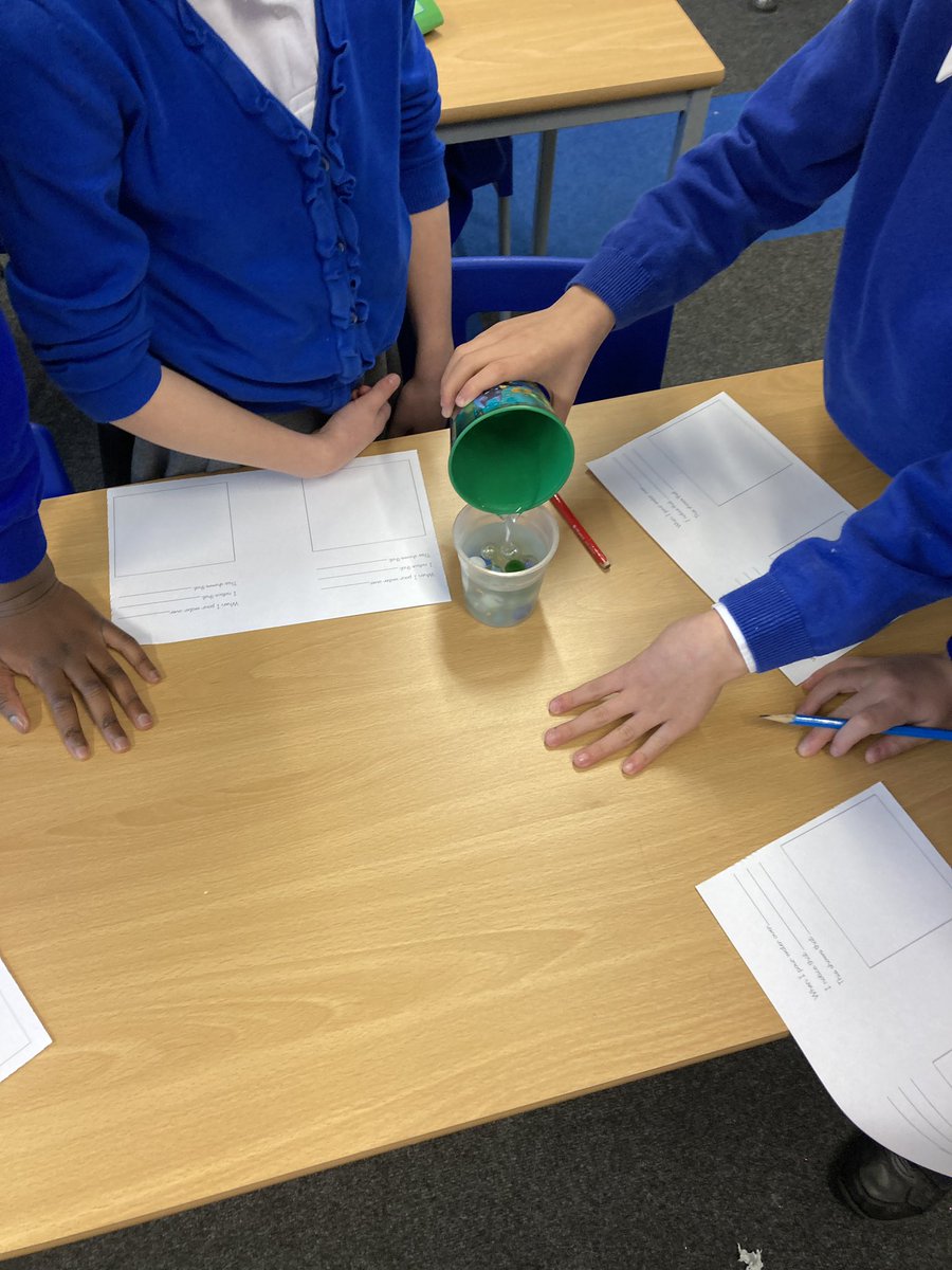 Ashwoodspencer4's tweet photo. Year 4 were investigating how they could ‘see’ gas today. They took part in lots of investigations to see if they could actually ‘see’ gas.. they sure did!! #ExpressiveCommunicators @satrust_ https://t.co/zaJwDlzzCI