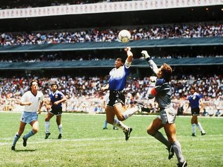 napoalmeida's tweet image. “Maradona não é melhor que Pelé”, me disse um taxista em BsAs, “Ele é maior. Maior pq é um de nós, do povo, da nossa gente. Maior pq nos representa, pq mostra que o humilde pode vencer. Por isso ele é maior: é um de nós que venceu”.