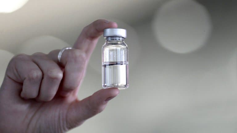 BFMTV's tweet photo. SONDAGE BFMTV - Près d'un Français sur deux ne compte pas se faire vacciner contre le Covid-19 https://t.co/GUZqWT3AAd https://t.co/7zeygZbL63