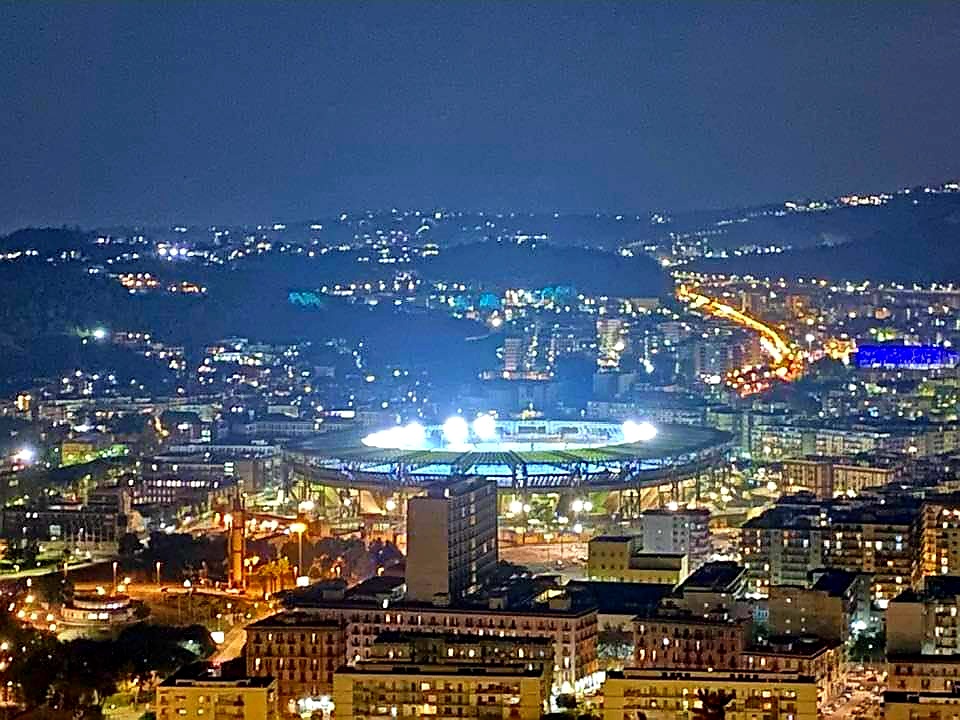80AirasoR80's tweet photo. Lo Stadio San Paolo illuminato per salutarti .
#Maradona
 #D10S
(📸dal web) https://t.co/z1SWe9egYU