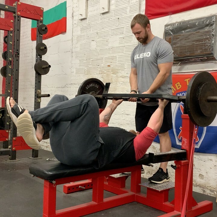 RealMattWenning's tweet photo. Speed bench!! Frat way to learn how to lock in is by doing sets with your feet up!!! See ya live at 630 eastern!! Leave questions below !! Tag friends https://t.co/W0ACPunPEI #wenning #speedbench #speed #benchpress #powerlifting #powerbuilding https://t.co/HXzNiCEQIO https://t.co/u1ncP6MamX
