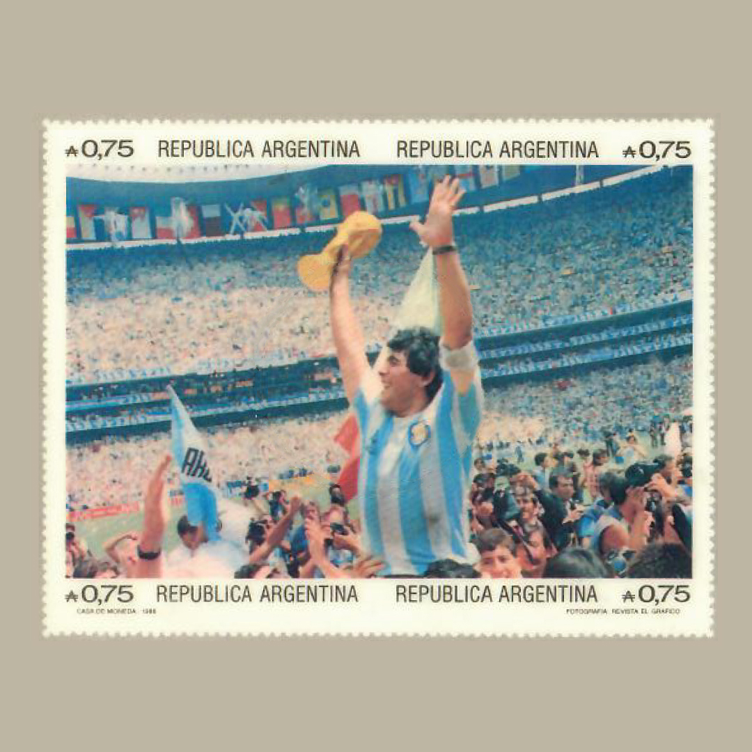 Es imposible saber cuántas cartas llevamos en las que se hablaba de vos o cuántos paquetes tenían tu camiseta con el 10 en la espalda. Lo único que sabemos es que conquistaste al mundo con tu magia y nos llenaste de alegría y de gloria a los argentinos.

#GraciasDiego❤️🇦🇷