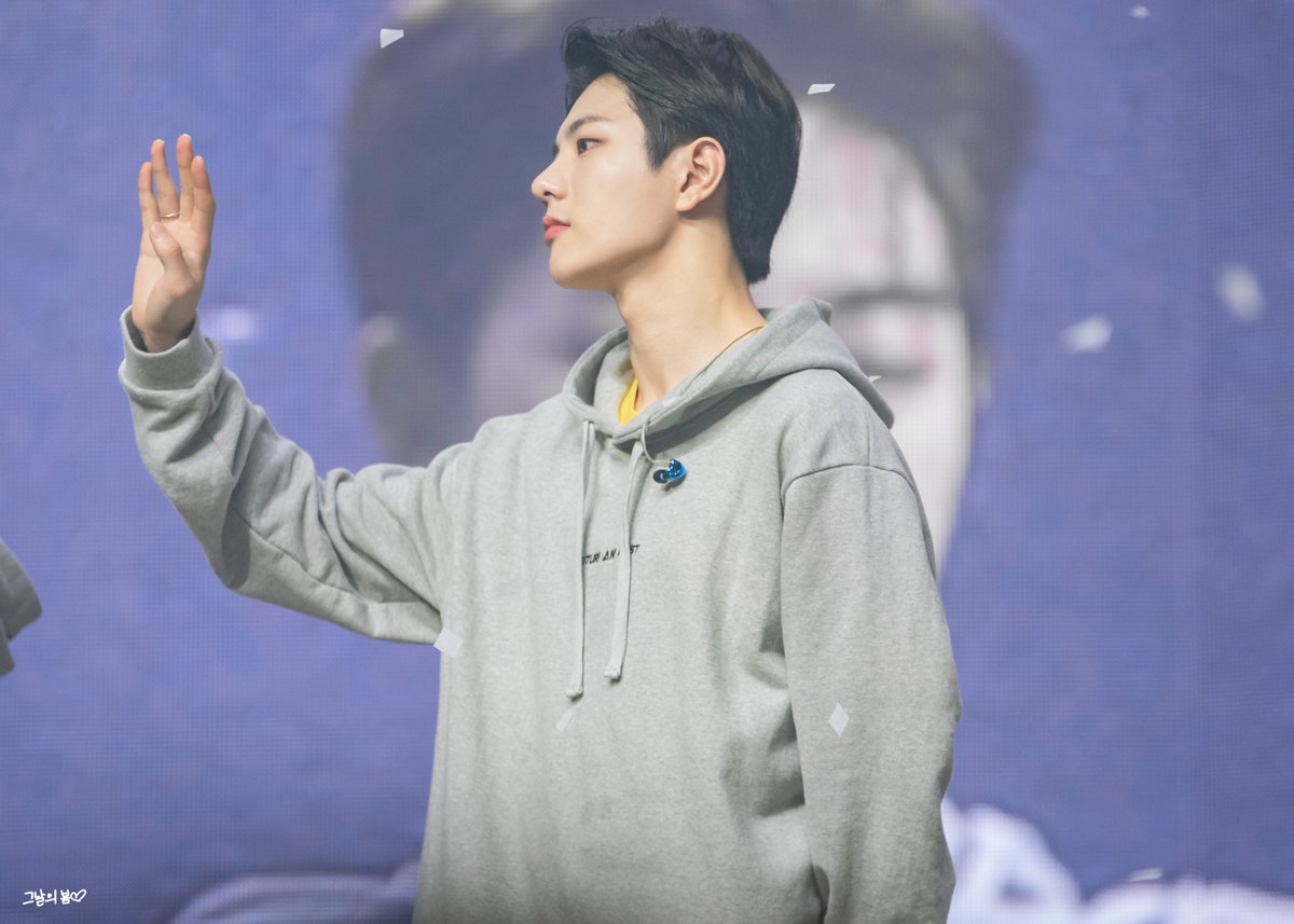 bombom_08_24's tweet photo. 200119 

콘서트 너무너무 그립다😭😭

#골든차일드 #GoldenChild #최보민 #보민 #BOMIN https://t.co/6XY904JcMI