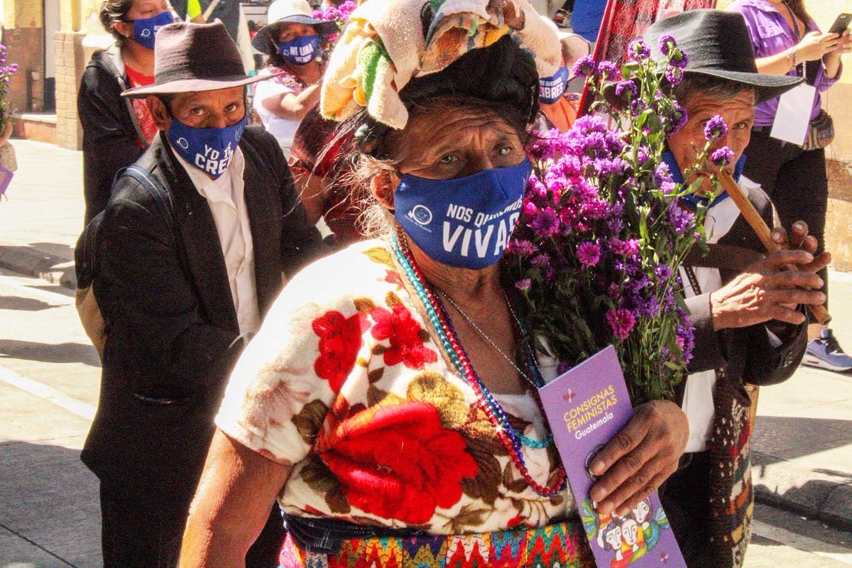 ruda_gt's tweet photo. Mujeres y niñas mayas en manifestación por la violencia contra las mujeres este 25 de noviembre durante la caravana en Ciudad de Guatemala. #25N #SanarLasViolencias #NiUnaMenos ✊🏽🙅🏻‍♀️💜
📸 @jovannagarcon https://t.co/Cir2t1hu5V