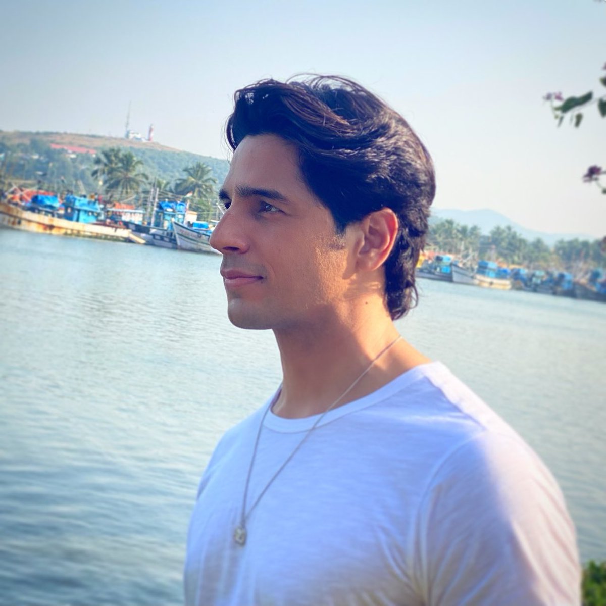 SidMalhotra's tweet photo. An honest days work. 
“The best a man can be” 
#Gillette #messageonpoint #workforit https://t.co/Z2D55wD8Cl