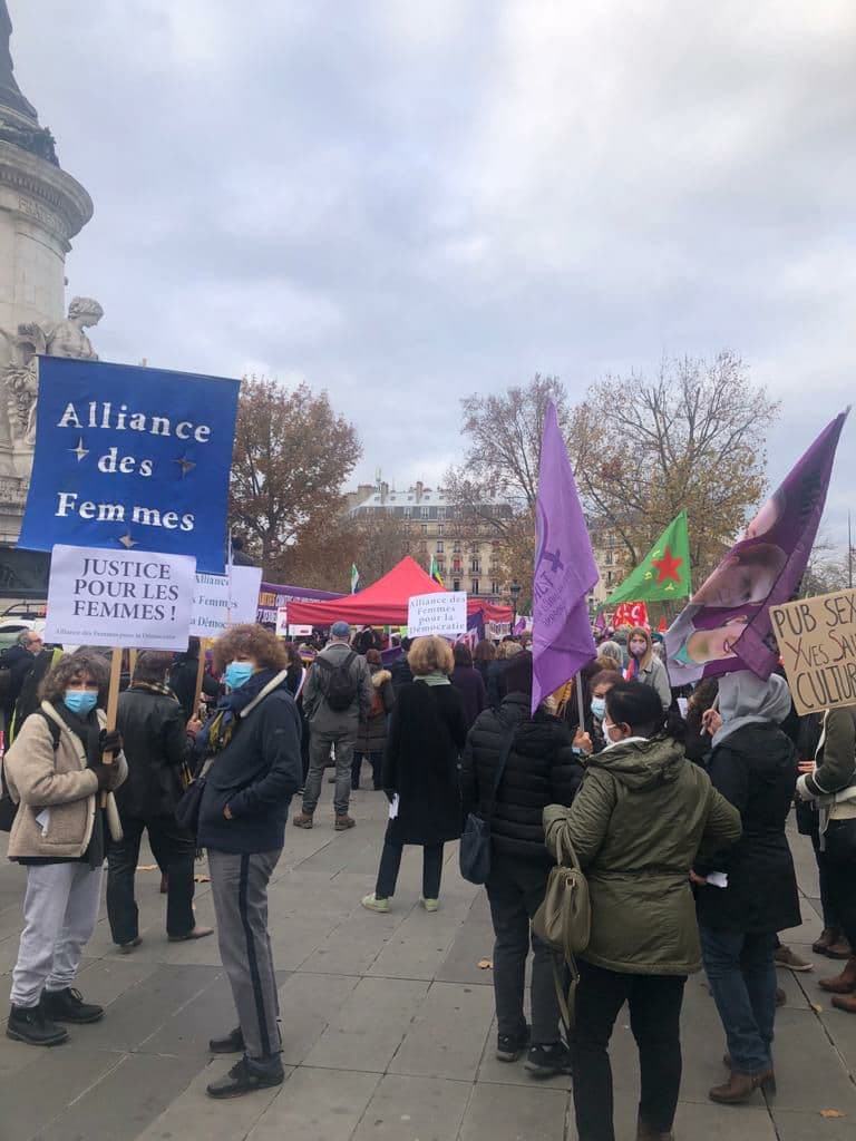 A pesar del confinamiento en Francia, voces solidarias con las víctimas de feminicidio se hicieron presentes en la tradicional Plaza de la República, en este día simbólico.
🔹Imágenes de la periodista Gabriela Vargas <a href="/Biarritz3/">Biarritz</a>