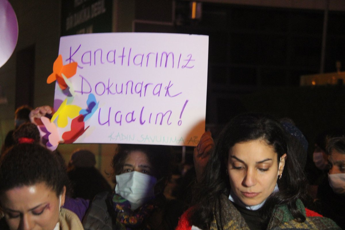 Ankara'da Çankaya Belediyesi'nin 2 yanındada aynı anda gerçekleştirilen #25KasımKadınaSiddeteHayır eylemi görüntüleri.