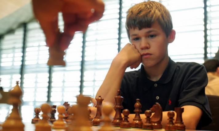 2/ He accomplished that by age 6. Carlsen saw patterns on the board not just memorizing openings, mid-game, endgame moves. At 9 years old, he competed at the 1999 Norwegian Chess Championship, winning his division.