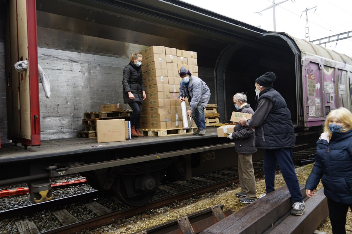 🎄ADRA Schweiz schickt auch dieses Jahr gespendete Weihnachtspakete nach Moldawien. Die Hilfsgüter wurden im Auftrag von TTS Buchs verladen. Der Güterwagen rollt mit SBB Cargo nach Winterthur und Buchs (SG) und dann ostwärts zur ungarisch/rumänischen Grenze. https://t.co/oTpBIKShhJ