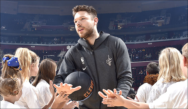 As David Letterman would say: You know him, you love him, you can't live without him ... #Cavs re-sign @matthewdelly.
No need for stats and stuff. You know what he does.
Official release: https://t.co/ceFK4lXerG https://t.co/1KKBOJFMuW
