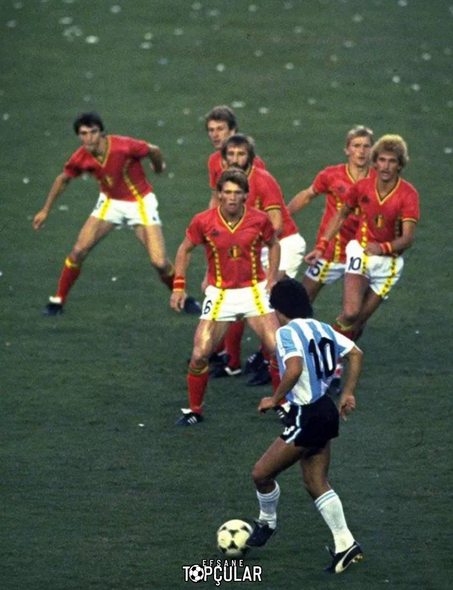 Bir efsane daha aramızdan ayrıldı...Çocukluğum sokakta top peşinde adıyla koşar hala...
#Maradona