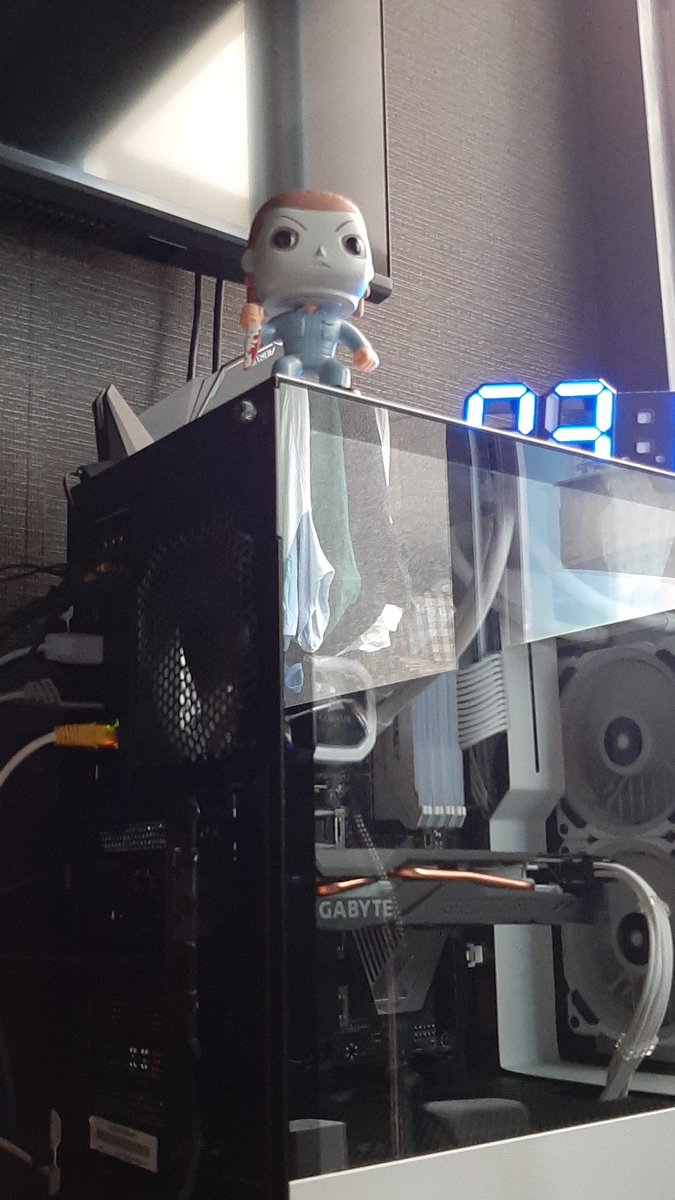 rangel_bfr_'s tweet photo. Michael Myers espreitando de cima do meu pc https://t.co/ocQXUMlTBW