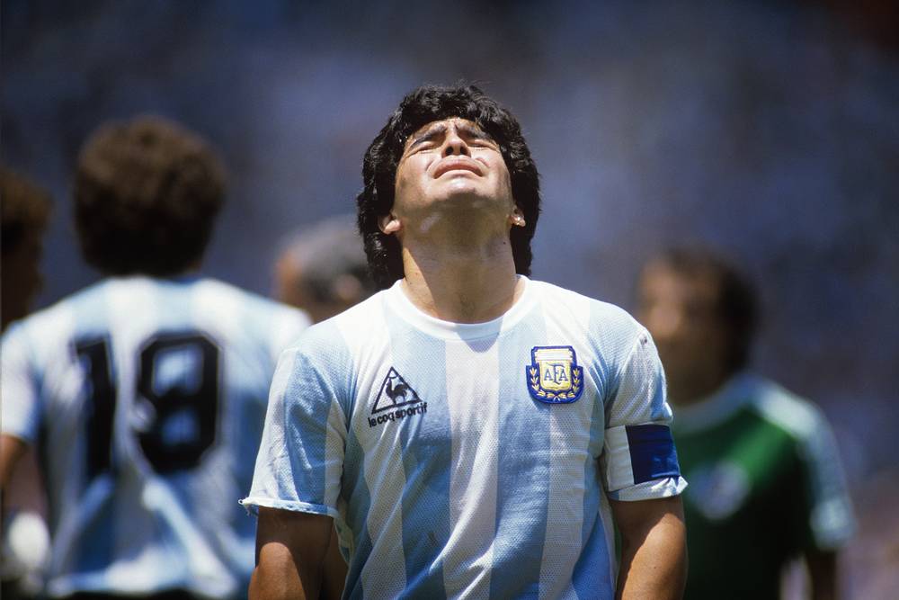 [ PROBLÈME DE SANTÉ ] Du milieu des années 1980 à 2004, Maradona était accro à la cocaïne . Il aurait commencé à utiliser la drogue à Barcelone en 1983. Au moment où il jouait pour Napoli, il avait une dépendance régulière, qui a commencé à interférer avec sa capacité à jouer